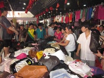 來北京動物園服裝批發(fā)市場的時候,需要知道一些進(jìn)貨技巧_53貨源網(wǎng)